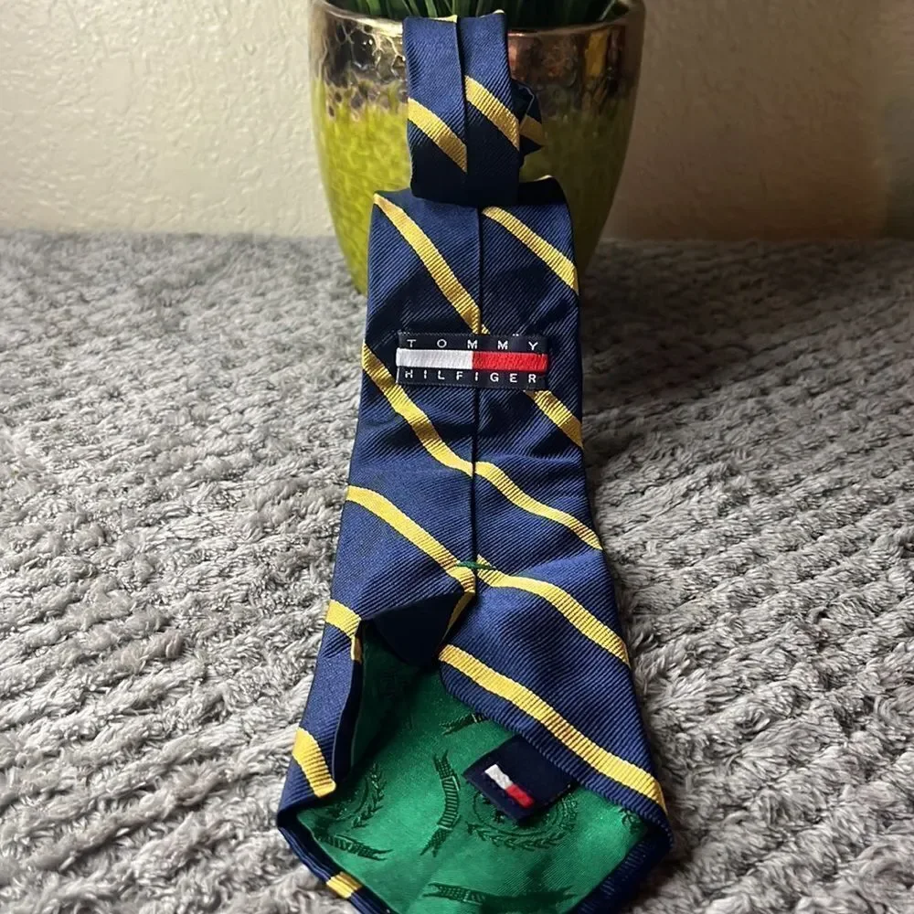 💫TOMMY HILFIGER 💫NAVY BLUE 💫gold stripe tie💫